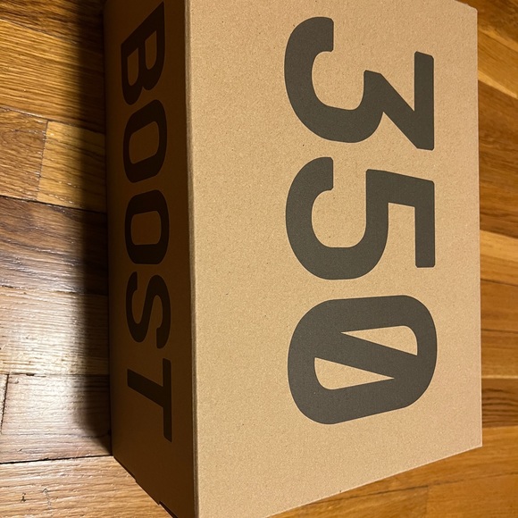 BRAND NEW YEEZY 350 V2 ADIDAS NWT - Picture 11 of 12